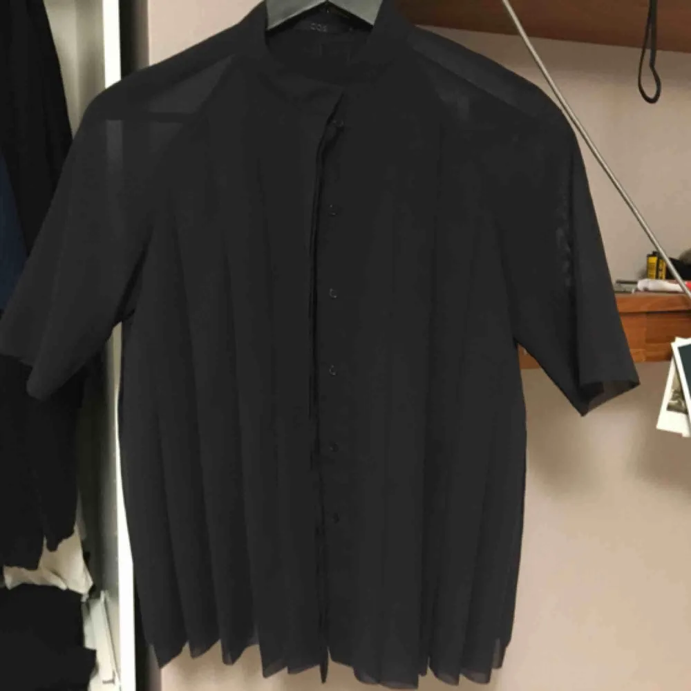 Finaste transparenta skjortan från Cos tar emot att sälja den men använder den aldrig. Hög knäppning och sen är den veckad och transparang vid ärmarna men på resten har den någon tyg under så den är inte helt transparent.. Skjortor.