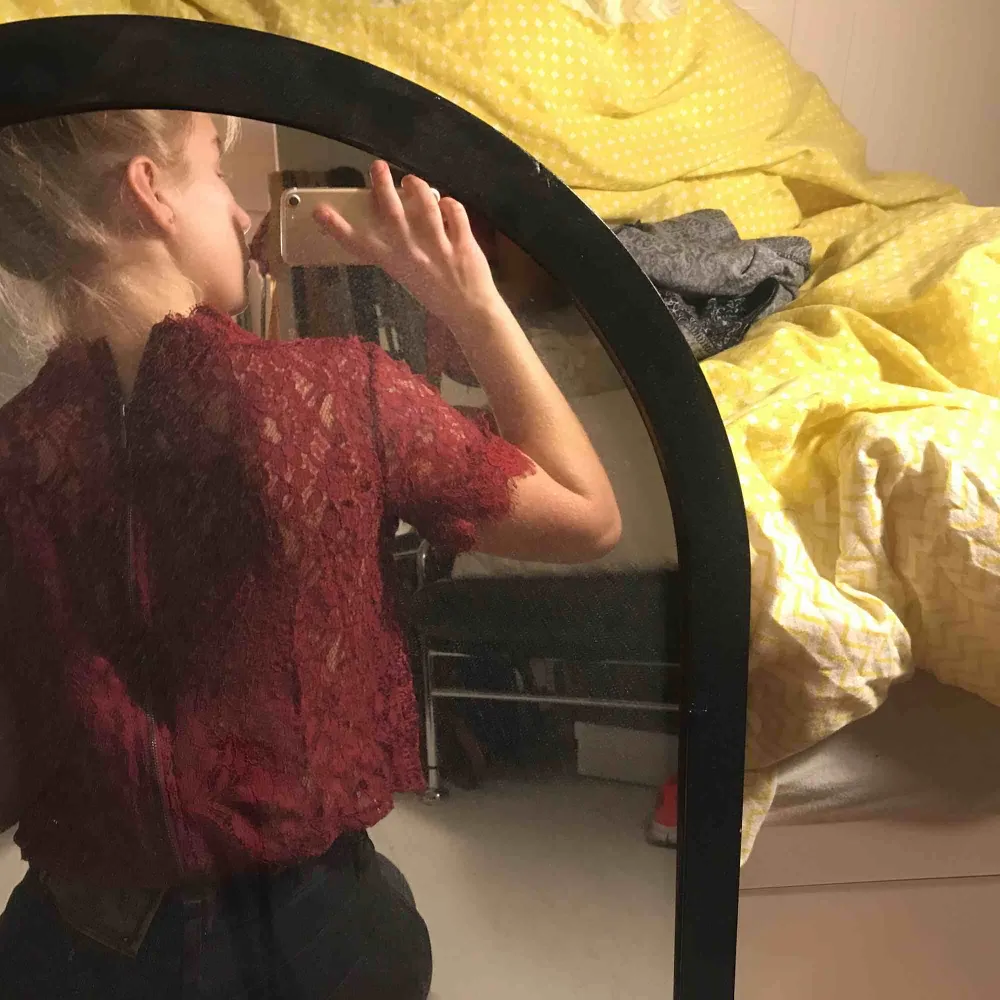En röd spets tröja från Zara med dragkedja i ryggen. . Blusar.