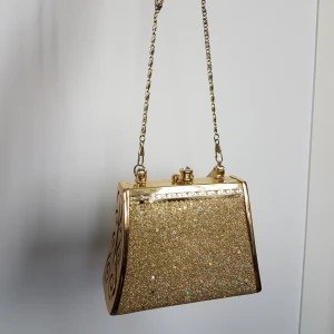  - Söt men endå tung som satan! En liten guld väska i plåt! 😍