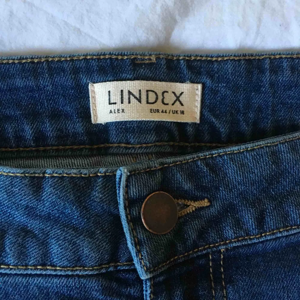 Säljer ett par jeans från Lindex då de är för stora för mig. Använda ett fåtal gånger (nästintill nyskick) och väldigt bekväma då de är stretchiga. Jag tar Swish och kan mötas upp i Stockholm/Lidingö, eller posta men då tillkommer frakt!. Jeans & Byxor.