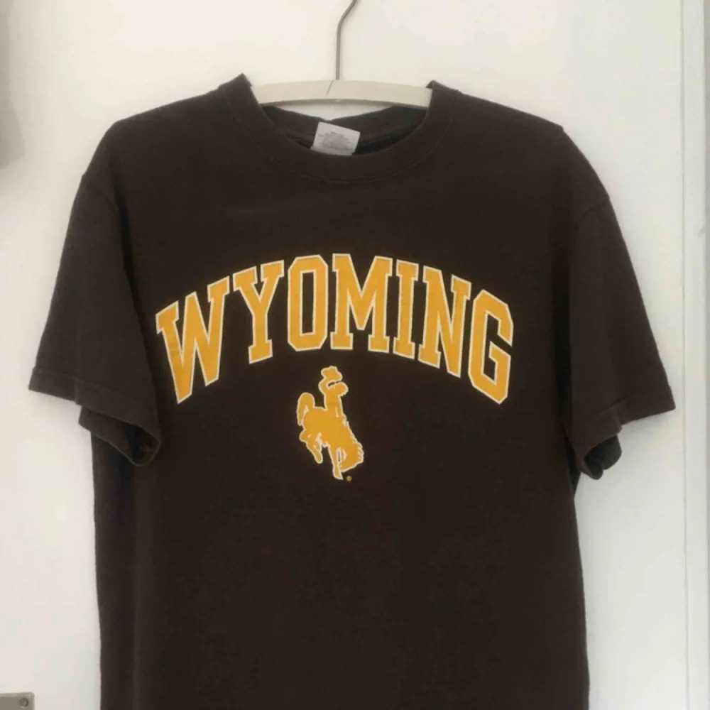 Skön tröja men trycket ”Wyoming” på. Superskick. Köparen står för frakt.💘💘💘. T-shirts.