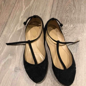  - Superfina skor till nyår! Skorna är i svart sammet och svarta strassdetaljer som gör att de glittrar diskret och stilrent! Sparsamt använda endast inomhus och i jättefint skick! Är inköpta på Zara för några år sedan.
