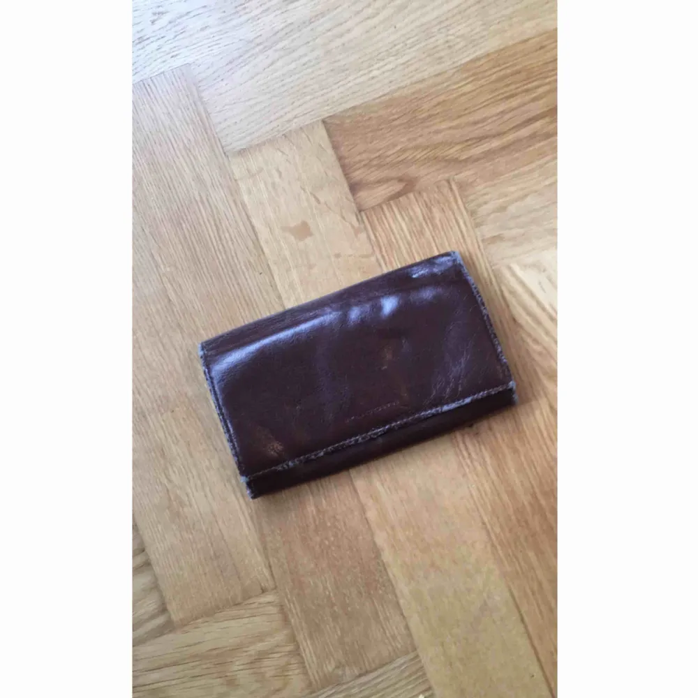 Sliten plånbok som gör att det ser mer vintage ut 😏 sjukt många fack både för kort och mynt. Väskor.