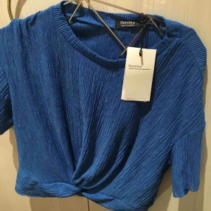  - Oanvänd, snygg crop-top tröja från Bershka! Jättefin turkosfärgad i fint vävmaterial! 