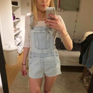  - Hängselbyxor i ljusblå jeansmaterial. Säljs pga att ja aldrig använder.