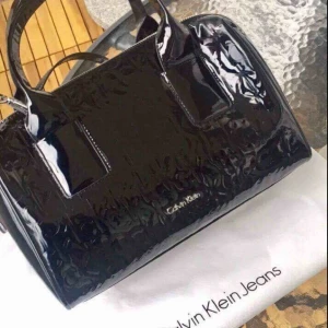  - Jättefin Calvin Klein väska som funkar som handväska och axelrem. Jättefint skick då den endast är använd två gånger.