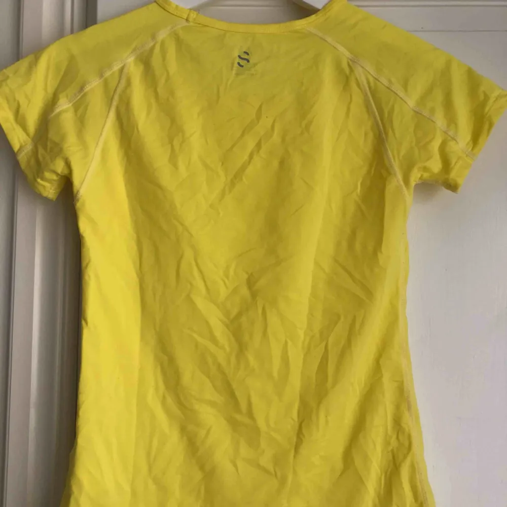 En gul tränings T-shirt. T-shirts.