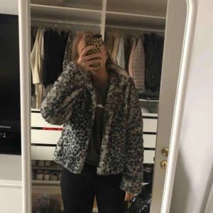  - Leopälsjacka, superfin men används tyvärr inte så mycket som den förtjänar. Knappt använd så i jättefint skick! Hör gärna av dig med fler frågor. 