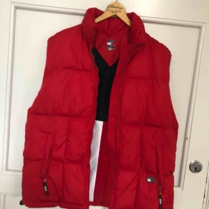  - Väst från Tommy Hilfiger i trevligt skick. Large. Hämtas k Uppsala eller skickas mot fraktkostnad. 