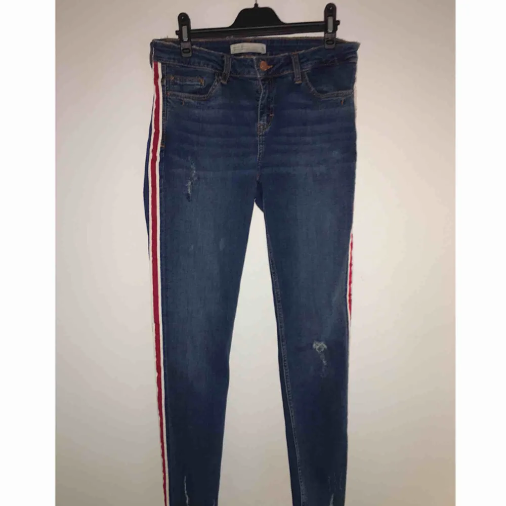 Stretchiga högmidjade jeans från Zara. Köpta förra året för runt 500 lappen. Använda första gången då bilden för annonsen togs så i princip helt nya. Perfekt benlängd för mig som är ca 165cm men liite stor i midjan. Säljer pga att de inte används. ☺️. Jeans & Byxor.