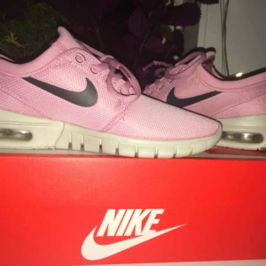  - Nike skor i storlek 37,5, köpte i somras men bara använt dom cirka 4-5 gånger. Jätte fint skick!! Även lite stor i storleken för mig då jag har 37. 