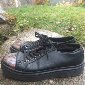  - Snygga Dr martens med silvertopp. Två år gamla, sparsamt använda, fin sula. Endast skav i hälen som blivit pga jag egentligen har strl 37. Silvertoppen har oxå blivit lite repig, dock inget som görs tycker jag! Säljes pga för små. Frakt tillkommer