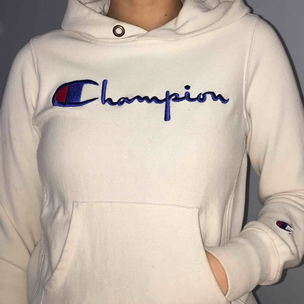 Champion hoodie som jag använt kanske 3 gånger max? Köpte i somras för runt 800kr. Snyggt och basic vardags plagg! Säljer då jag tycker den sitter lite för tajt på mig:(💕. Hoodies.