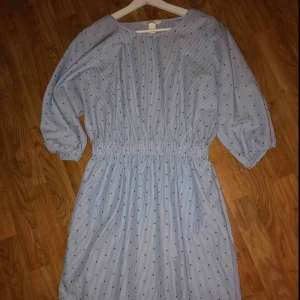  - Klänning i storlek 36. Aldrig använd. 50kr. Finns i Norrköping eller så tillkommer fraktkostnad på 40kr.