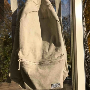 - Grå/grön Daytime Ryggsäck från Herschel, använd ett fåtal gånger, Höjd :55cm, Bredd:35cm, Djup: 17cm köpare står för frakt.