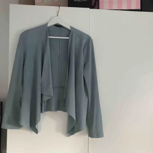  - Jättefin mocka kofta/jacka i en mint blå färg från zara. En färgklick i vardagen helt enkelt! Använd 1 gång. 