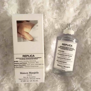  - ”Lazy Sunday Morning”, populär parfym i serien REPLICA av Maison Margiela. Nypris ca 850kr.  EdT, 100ml (stor flaska).  Luktar fräscht och blommigt men jag har flera liknande, därför säljer jag denna:)