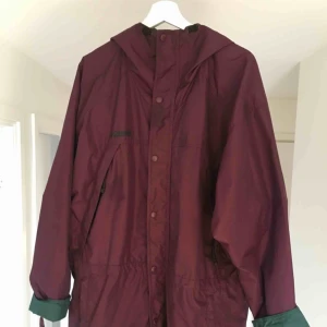  - Vintage Columbia jacka köpt på nätet för några år sedan. Bra skick. Gissar 90-tal.  Perfekt i skidbacken eller kall höst/vinter.  Köparen betalar frakt.