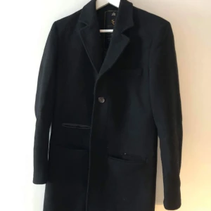  - Sparsamt använd ullrock i herrnodell. Fler bilder kan fås