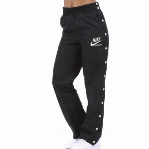  - Ett par mörkblå/svarta track pants från Nike med vita knappar längs sidorna som går att knäppa upp. Storlek M, inköpta från Madlady och aldrig använda. Vid betalning: möts upp, betalningen sker via Swish.