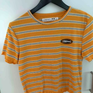  - Grym tischa från Junkyard!  Ingen magtröja men inte heller hellång. Ganska liten i storleken. Jag brukar ha S/M och passar mig perfekt. Säljer den då den inte kommer till användning!  Frakt 60 kr! Accepterar avhämtning!  🍊