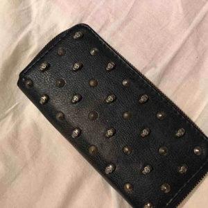  - Plånbok med nitar och dödskallar i guld och svart. Köpt på glitter för ca 3 år sedan men används inte längre. 