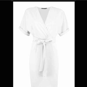 Jättefin oanvänd vit klänning både snygg till vardags och till fest