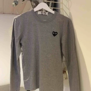  - Långärmad tröja från comme des garcons.  Sparsamt använd, ser fortfarande helt ny ut. Inköpt på NK för 1200kr   Storlek S.  Men stor i storleken.   600kr inklusive frakt.  