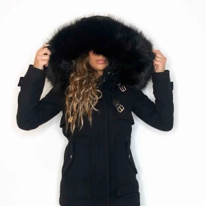  - Kappa från DM RETRO. Fuskpälsen går och ta av. Jackan är i bra skick. Nypris 1299:-