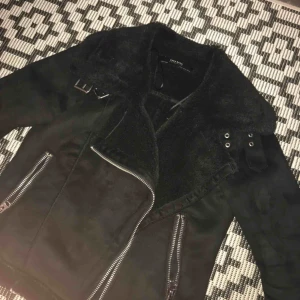  - En svart bikerjacka i mockaimitation från Zara i strl 36/S men passar även 34 och 38. Använt ett par gånger, nästan helt ny.  Nypris 800kr, säljer för 500kr!