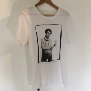  - ball t-shirt med astrid lindgren på. kommer från t-shirt store och är i nyskick. säljer massor (kmr mycket nytt i dagarna), mängdrabatt finnes!  