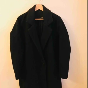  - Höst/vinterkappa inköpt för 1år sedan 10%wool 80%polyester 10%viscose 👌🏻