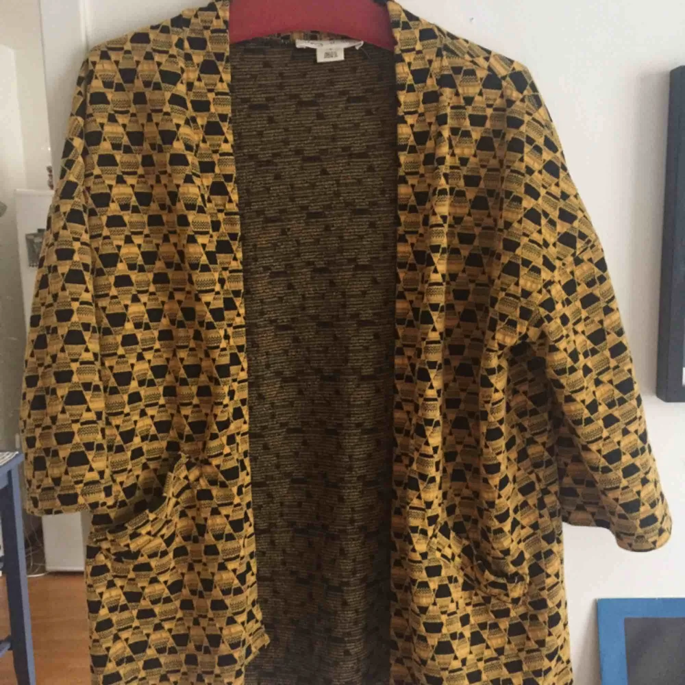 Superfin Kimonoliknande tröja från Urban Outfitters. Stl S, men passar en medium också. Sparsamt använd, och i fint skick! Har fickor.  250 inkl frakt :) . Tröjor & Koftor.