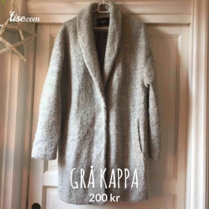  - Säljer en kappa i storlek M från Bik Bok. Materialet består av 50% ylle.  Är i gott skick och finns att hämta i Hornstull eller Gullmarsplan/Globen. Kan också skicka mot att köparen står för frakt!