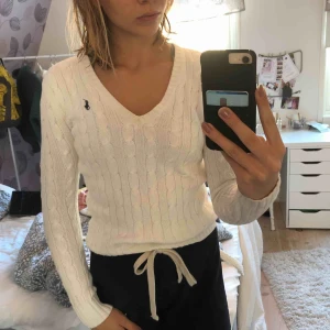  - En vit kabelstickad tröja från Ralph Lauren i storlek XS, fint skick. Frakt tillkommer. 