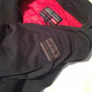 Mörkblå Bombarliknande jacka från Levi's. Pris kan diskuteras  - Mörkblå Bombarliknande jacka från Levi's. Pris kan diskuteras 