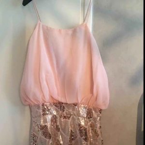  - Klänning från nelly i storlek S🌸 Går precis ovanför knäna😊