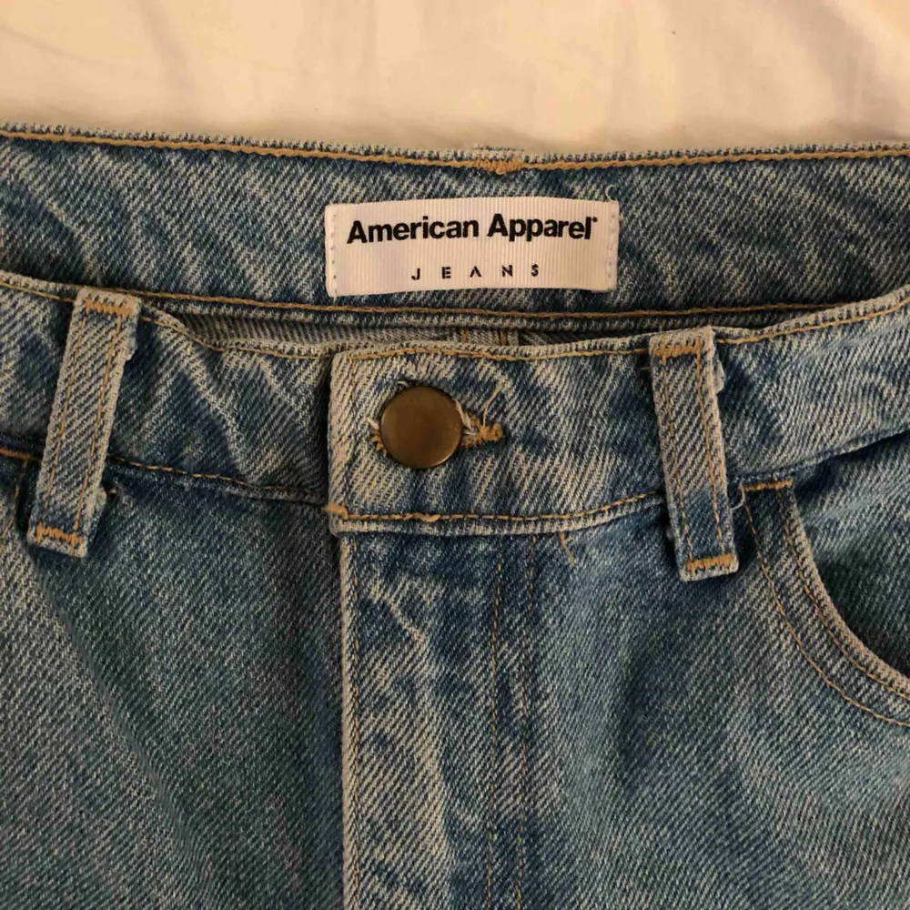 American Apparel mom jeans size 29 or 38eu in good condition. Slightly worn the bottom is about 4cm cut off. Jeans & Byxor.