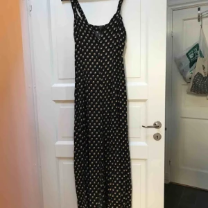  - Fin till hösten med tjocktröja! Maxiklänning i mjuk bomull från underbar liten vintagebutik i Midsommarkransen. För lång för mig tyvärr . Knäppe fram hela vägen och knytdetalj bak. 