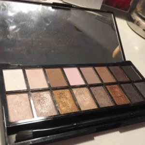  -  Nästintill oanvänd Makeup revolution London palett i färgerna Iconic Pro 1! Superfina färger men använder aldrig.