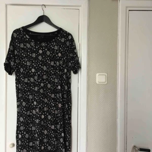  - Klänning från MONKI! Köparen står för frakten! 