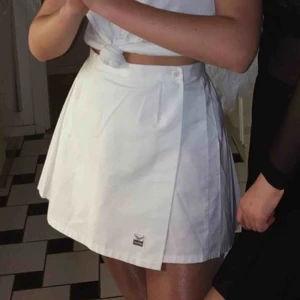  - Vit tenniskjol, har två små rosa fläckar (inget som syns mycket dock) som nog går bort i tvätten.  Betalas via swish 😊