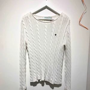  - Superfin Morris tröja, kabelstickad😍 köpt nyligen och aldrig använt, endast testad💕 frakt tillkommer på 35kr 😇📩 