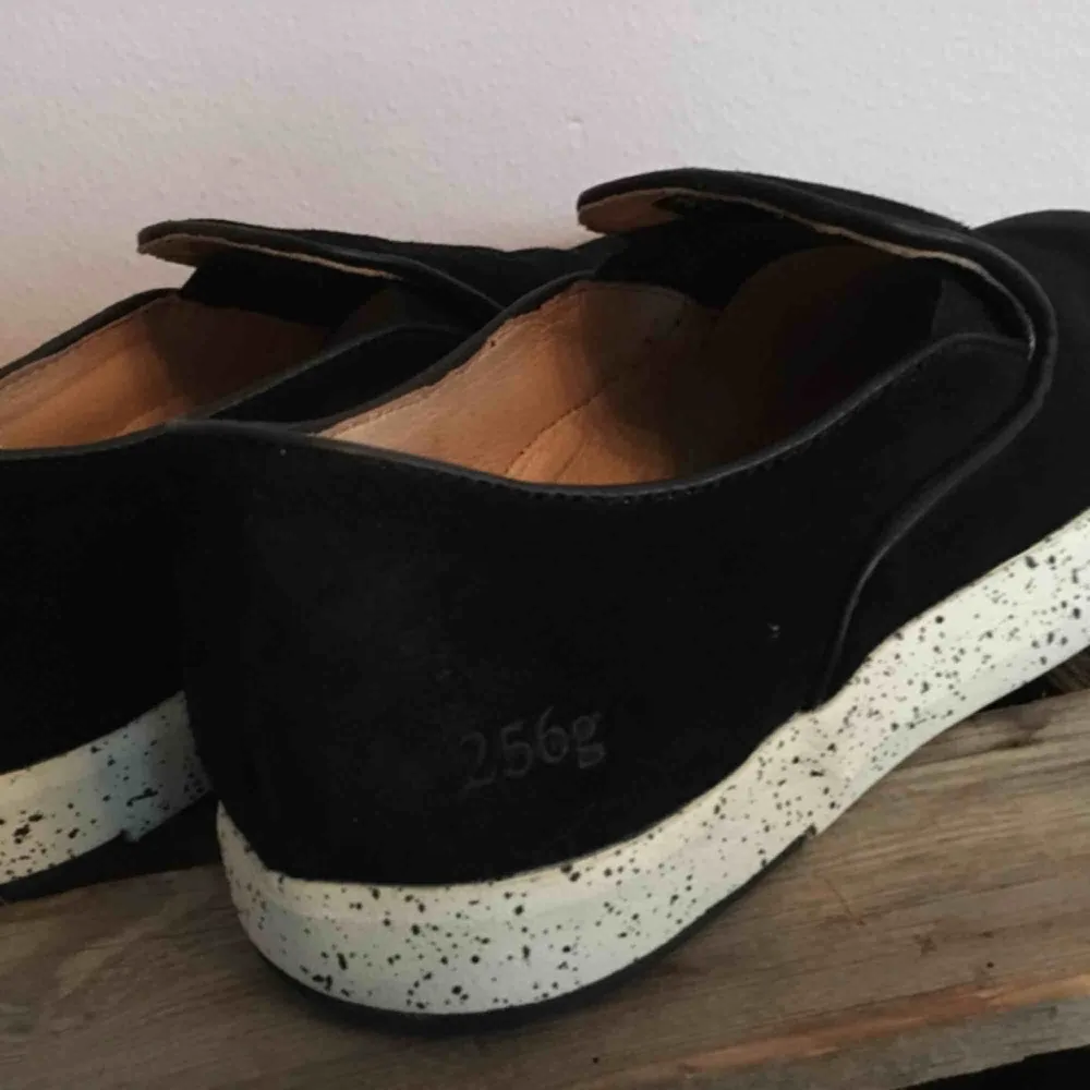 Helt nya skor från märket gram, endast provade. Tror att dessa är från en provkollektion, nypris ca 1300kr. Materialet är vaxad mocka, och är därmed vattentåliga. Spana gärna in mina andra annonser för samfrakt!. Skor.