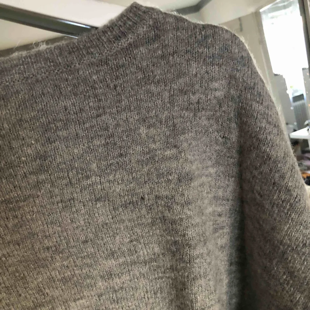 Säljer denna fina stickade tröja från Zara. Är en croppad modell som blir superfin till ett par byxor med hög midja. . Stickat.