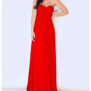 - Jättefin röd klänning passar till balen eller fest haft på mig den några timmar bara som ny är den st 36. Köpt från prom and weddings i Malmö.
