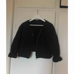  - Croppad svart jacka/tjocktröja från monki. Mjukt bomullsmaterial, lite ”quiltat” mönster, se andra bilden. Väl använd men hel och ren! Frakt tillkommer.