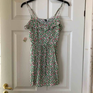  - Söt kort klänning från H&M. Ev frakt 29kr🌿