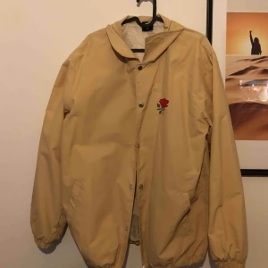  - En gul jacka från Agora Clothing i storlek M. Använd vid 2 tillfällen, så den är fortfarande i nytt skick! 350kr med frakt inkluderat! 