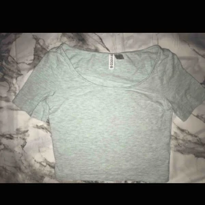  - Topp / croptopp från hm, ljusblå/turkos , storlek XS, frakt tillkommer!✨✨